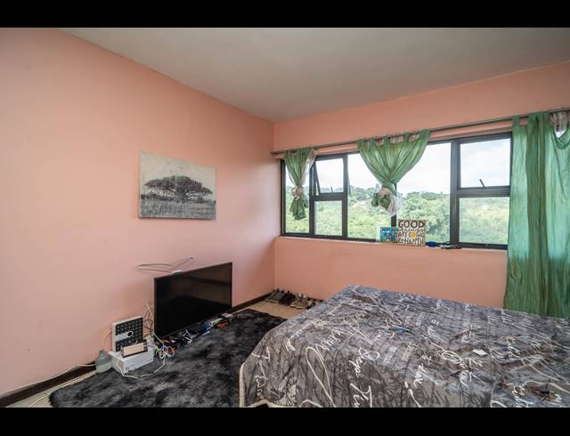 6 BEDROOM HOUSE FOR SALE IN CLARE ESTATE